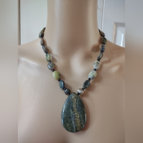 Beautiful Women's stone necklace - Picture 1 of 6